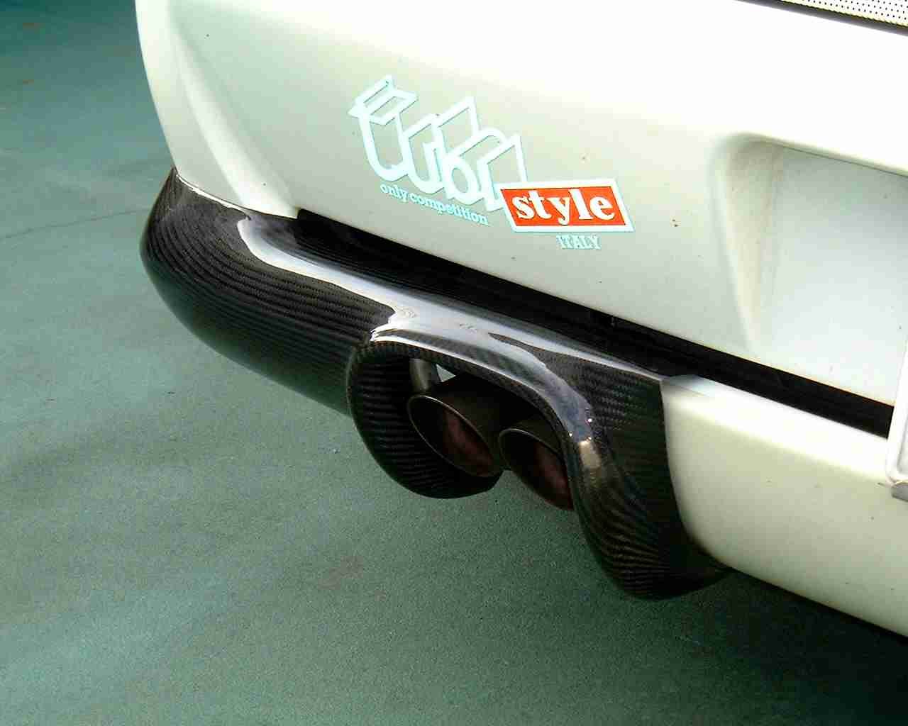 Tubi Style のエキゾーストを付けたフェラーリのテール